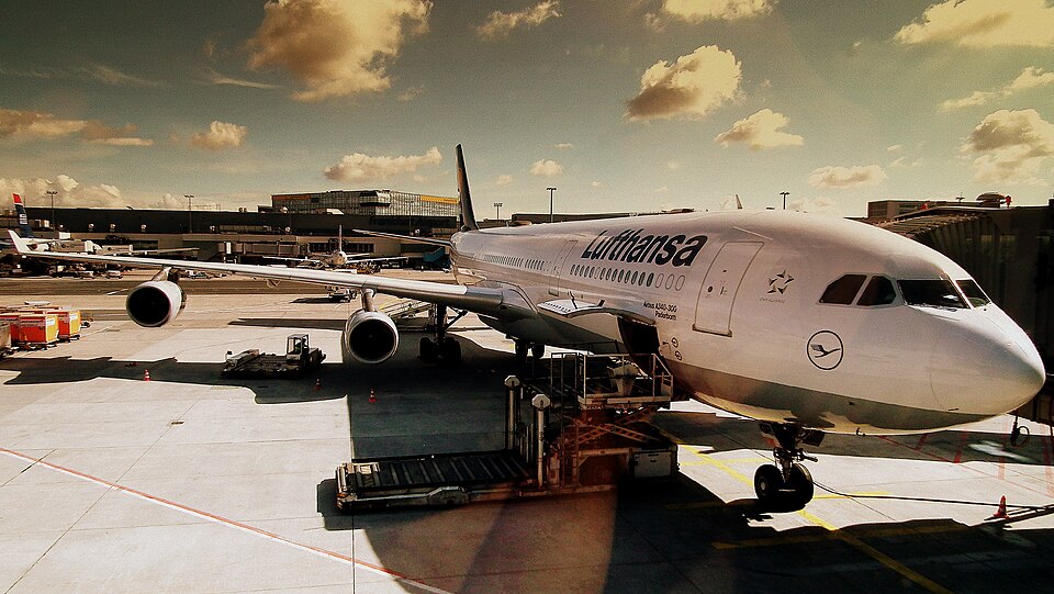 File:LUFTHANSA AIRBUS A340-300 AT THE GATE FRANKFURT AM MAIN GERMANY JUNE 2012 (7438663804).jpg